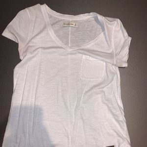 White v-neck short sleeve tee